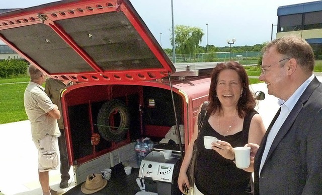 Evelyne Glckler, Geschftsfhrerin de...der Kaffeemaschine eines Solarmobils.   | Foto: Karlernst Lauffer