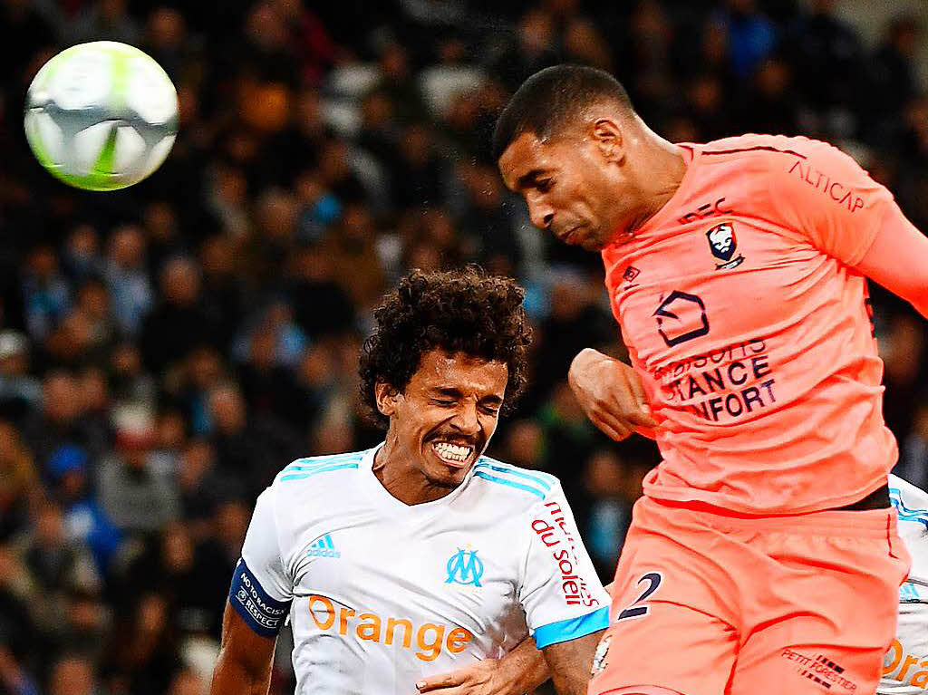 Gruppe G: In dieser Szene kommt Tunesiens Aymen Abdennour (links) im Trikot von Olympique Marseille nicht an den Ball. Dennoch ruhen die Hoffnungen der Nordafrikaner auf seiner Kopfballstrke in der Defensive.