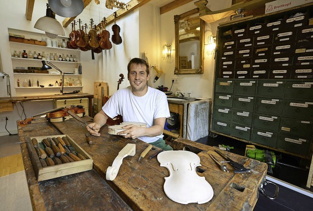 Er wollte immer mit Holz arbeiten: David Zink in seiner Meisterwerkstatt.  | Foto: ingo schneider