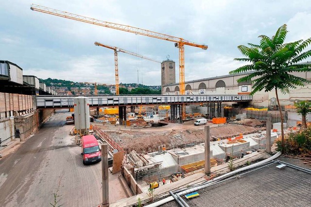 Der Bau des Tiefbahnhofes in Stuttgart...it, fr einen Umstieg, sagt die Bahn.   | Foto: dpa