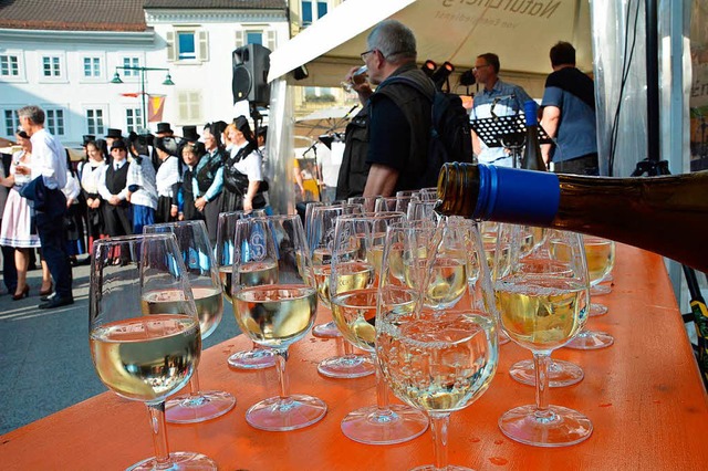 Zur Erffnung des Weindorfs wird Gutedel ausgeschenkt.  | Foto: Barbara Ruda