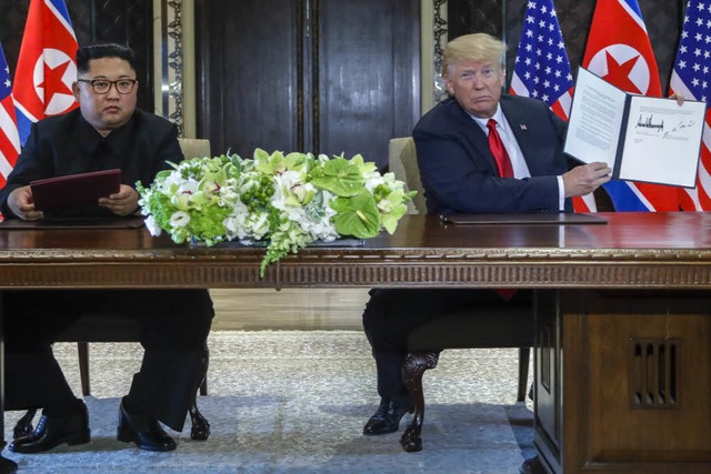US-Prsident Trump und mit dem nordkor...nterzeichnung des Vertrags in Singapur  | Foto: dpa