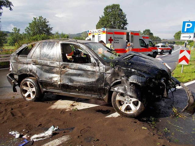 Der zerstrte SUV nach dem Unfall auf der B294.  | Foto: Feuerwehr Denzlingen 