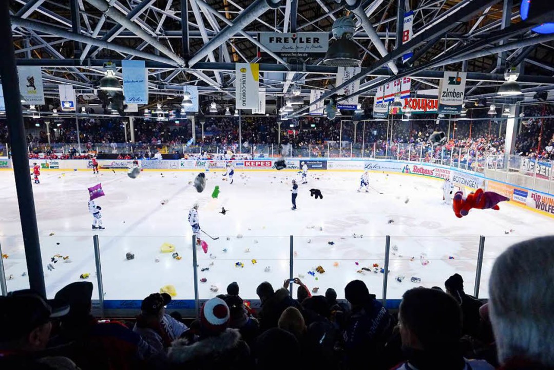 Teddy Bear Toss in der Halle des EHC (Archivbild)  | Foto: Miroslav Dakov