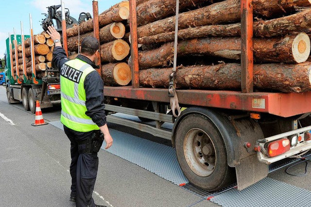 Einen mit Holz beladenen Sattelzug, de...e die Polizei in Lrrach (Symbolbild).  | Foto: Bernd Settnik