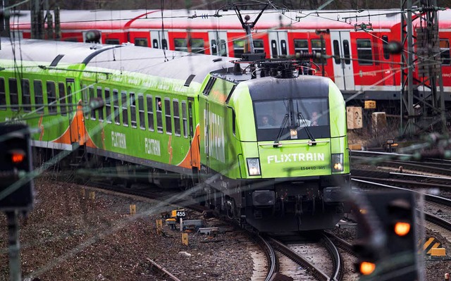 Der Fernbus-Anbieter Flixbus verdoppelt sein bisheriges Angebot.  | Foto: dpa