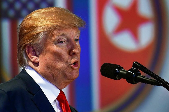 Trump bei einer Pressekonferenz nach dem Gipfel mit Kim Jong Un in Singapur  | Foto: dpa