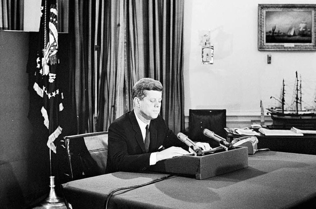 John F. Kennedy im Jahr 1962 bei einer Radioansprache.  | Foto: dpa