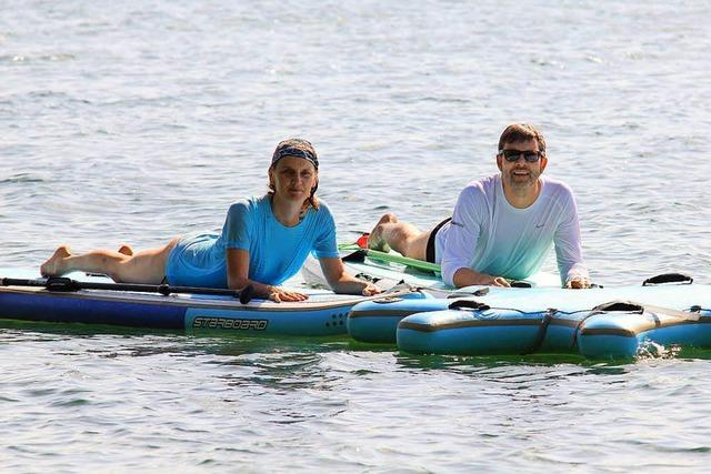 Diese zwei Freiburger wollen Stand-Up-Paddle-Yoga auf dem Flckiger See anbieten