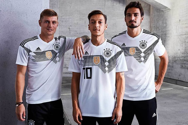 Kroos, zil und Hummels im DFB-Trikot: Werbetrger fr Adidas   | Foto: dpa