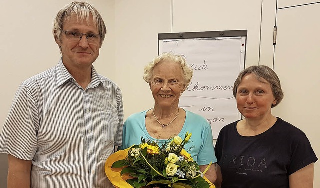 Hilde Beck (Mitte) singt seit 60 Jahre...Marianne Wangler-Schott gratulierten.   | Foto: Kirchenchor
