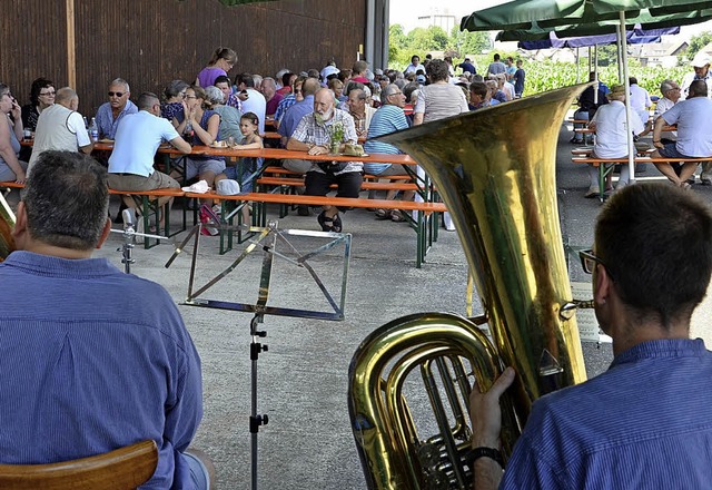 Musiker der Dinglinger Harmonie spielen fr die Gste auf.   | Foto: A. Arbandt