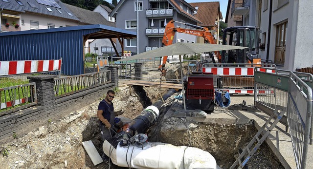 Lange Grben durchziehen immer von neu...e Rhren von Fachkrften verschweit.   | Foto: Nikolaus Bayer