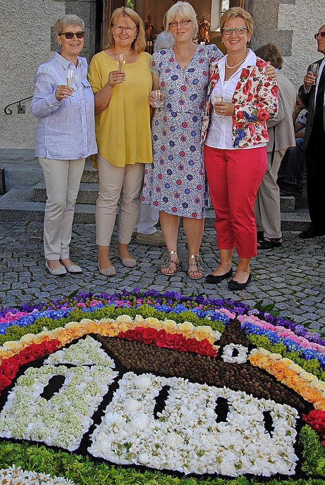 Ulrike Schusser-Wang, Brbel  Baumgart...hatten einen Blumenteppich gestaltet.   | Foto: Mark