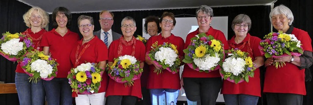 Blumen fr das Fhrungsteam der Frauen... Manfred Kaiser vom Pfarrgemeinderat.   | Foto: Tanja Bury