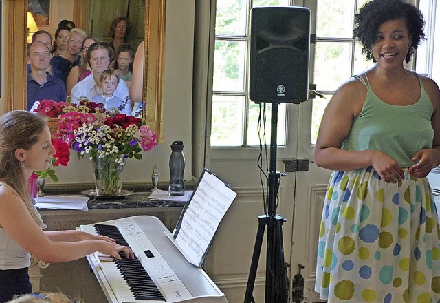 Sngerin Amanda Becker (rechts) und Pi...Konzert im  Schloss von Neuershausen.   | Foto: Claudia Bachmann-Goronzy