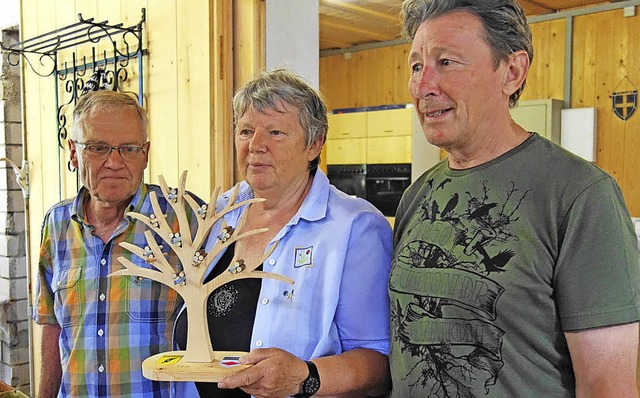 Das Gastgeschenk der Freunde aus Soult...nks) und  Jean Claude Rousseau dabei.   | Foto: Gudrun gehr