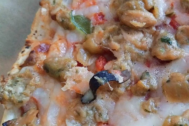 Diese Kabelschelle kam auf der Pizza zum Vorschein.   | Foto: Samia F.