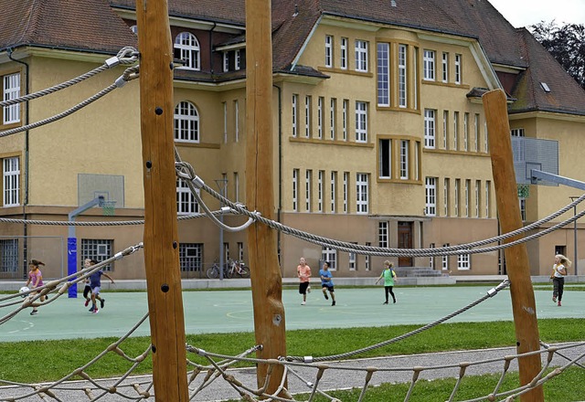 Spiel und Spa mit Einschrnkungen: de... hinter dem Altbau  der Murgtalschule   | Foto: Winfried Dietsche