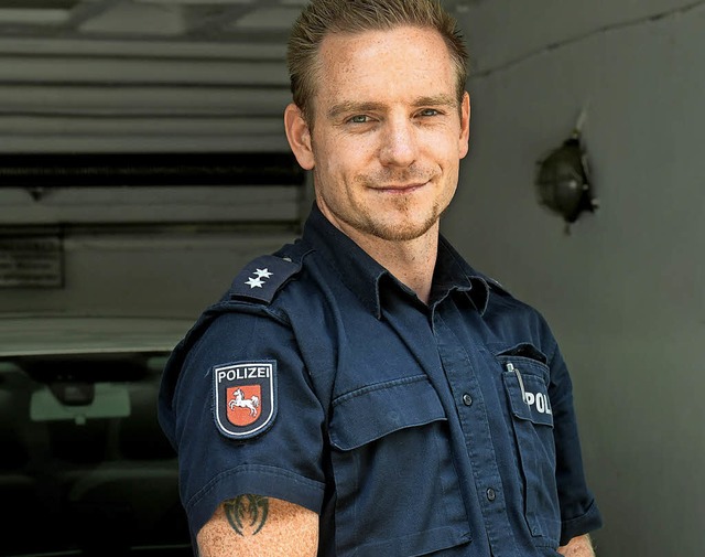 Dezentes Tattoo am Oberarm von Polizist Enrico Burtz   | Foto: dpa