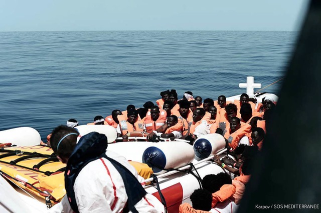 Flchtlinge des Rettungsschiffs Aquarius werden nach Spanien gebracht.   | Foto: DPA