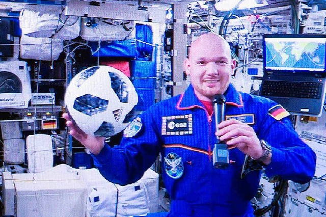 Gerst hat einen WM-Fuball im Weltraum dabei.  | Foto: AFP