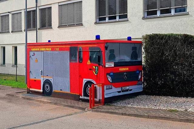 Feuerwehrauto unter Spannung