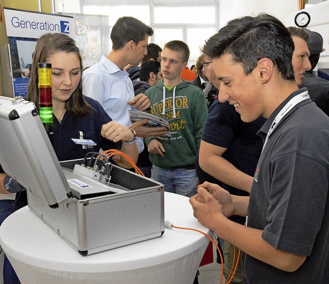 Auch an praxisnahen Experimenten kann man sich beteiligen.   | Foto: Edgar Steinfelder