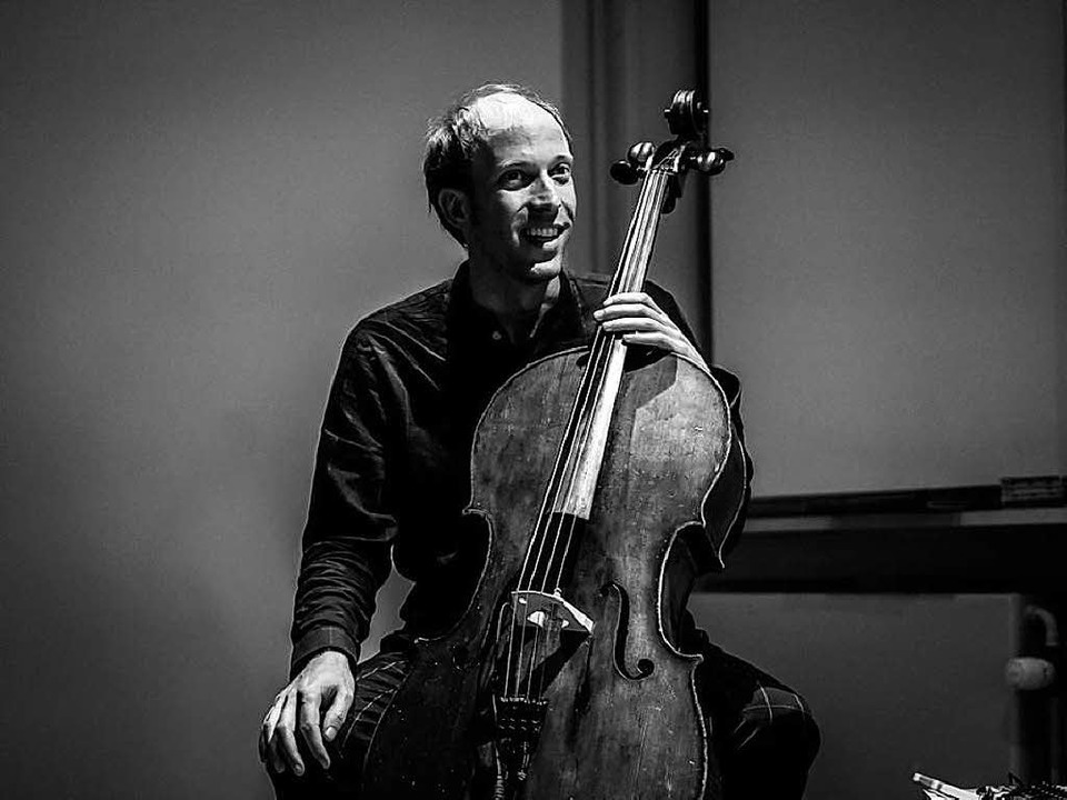 Cellist, Dozent, Produzent, DJ: Der Ha...m modifizierten Cello im White Rabbit.  | Foto: Peter Gannushkin