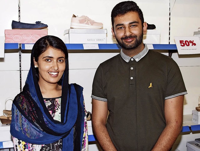 Zarnab Bhatti leitet die &#8222;Schuh-...hr Bruder Amer Bhatti untersttzt sie.  | Foto: Michael Haberer