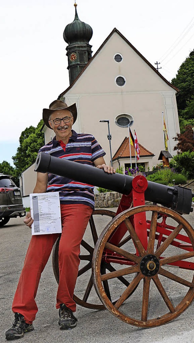 Kanonier Hubert Haury freut sich: Das ...ahre die Lizenz zum Schieen erteilt.   | Foto: Gudrun Deinzer