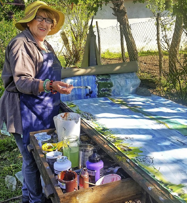 Ana Tudor arbeitet am Donaubild in ihrem Gartenatelier.   | Foto: Veranstalter