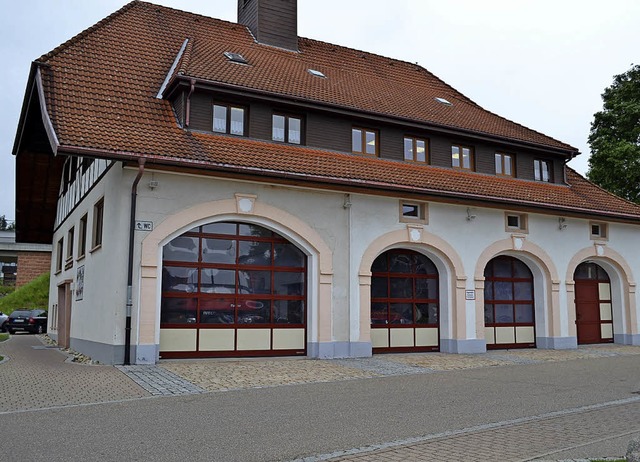 Das linke Tor muss verndert werden um...eug, das die Feuerwehr bekommen wird.   | Foto: Liane Schilling