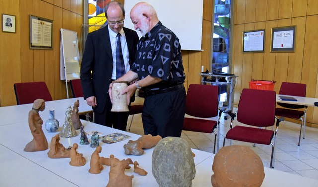 Brgermeister Christian Renkert (links... Kientz-Vogel fr das Museum entgegen.  | Foto: Jutta Schtz