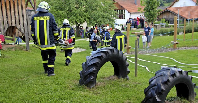 ffentliche Feuerwehrbung im und bvei...teie auf groes ffentliches Inteesse  | Foto: Rolf-Dieter Kanmacher