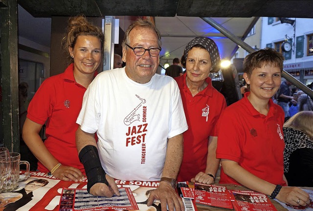 Im Einsatz beim Jazzfest: Kurt Reckerm...gen Plaketten und T-Shirts verkaufen.   | Foto: Ursula Freudig
