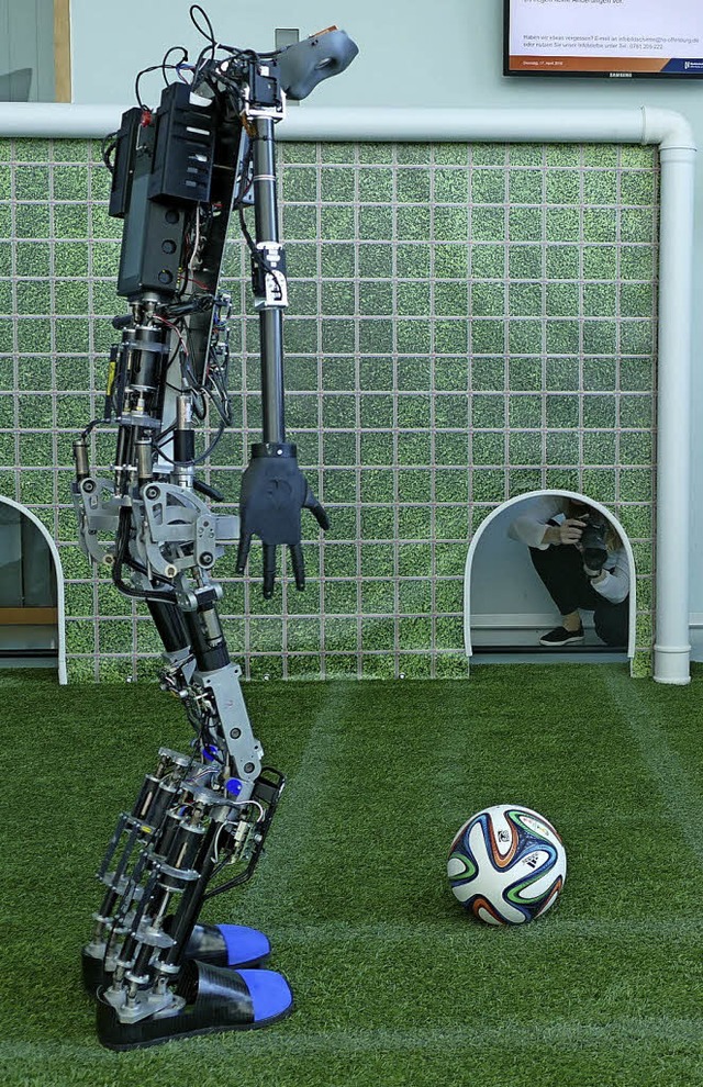 Reist mit neuen Fen zur WM nach Montreal: Fuballroboter Sweaty   | Foto: Helmut Seller