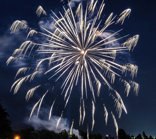 Wer es vorher anmeldet, wird wohl auch...Feuerwerk in Rickenbach znden drfen.  | Foto: Paul Zinken (DPA)