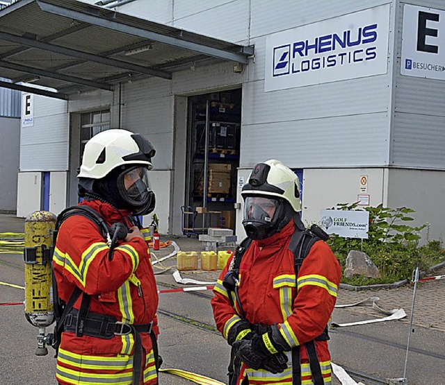 Atemschutztrger warten vor der Lagerh... der die Chemikalie ausgetreten ist.    | Foto: Lauber