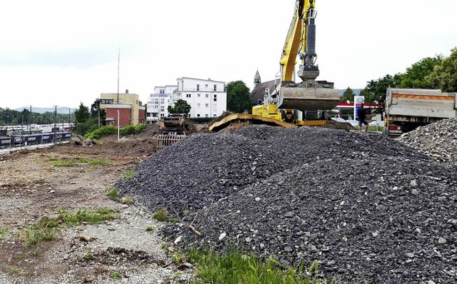 Das Abtragen der  ersten Erdschichten ...er Aufsicht der Kampfmittelbeseitiger.  | Foto: LAPP