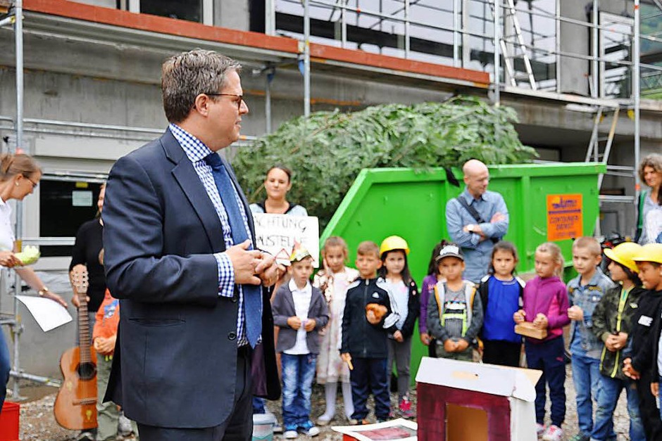 Bauarbeiter feiern gemeinsam mit Gemeinderäten, Verwaltung, Planern, Erzieherinnen und natürlich den Kindern Richtfest (Foto: Verena Pichler ) Bauarbeiter feiern gemeinsam mit Gemeinderäten, Verwaltung, Planern, Erzieherinnen und natürlich den Kindern Richtfest (Foto: Verena Pichler )