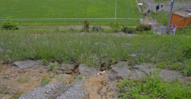 Der Hang oberhalb des Sportplatzes in Karsau  rutscht ab.  | Foto: Horatio Gollin