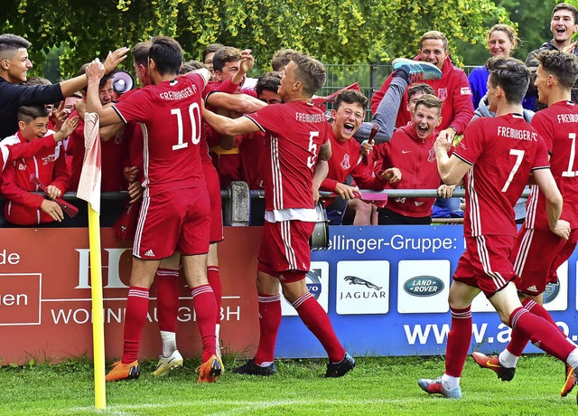 Rotes Feierknuel: Die FFC-Akteure bej...m eigenen Anhang den Treffer zum 1:0.   | Foto: Daniel Thoma