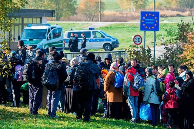 Flchtlinge warten 2015 an der Grenze ...terreich kurz vor Wegscheid in Bayern   | Foto: dpa