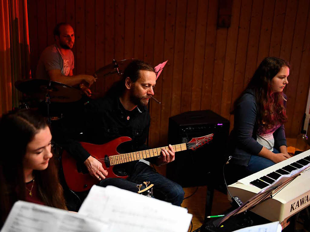 Die Musical-Band - in der Mitte Lehrer Matthias Veit