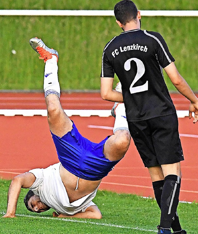 Athletische Einlage von Viorel Cimpoes...schweiler beim Spiel gegen Lenzkirch.   | Foto: Scheu