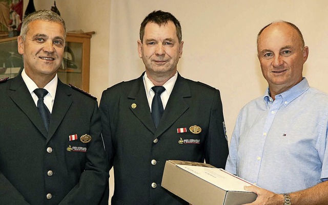 Kommandant Rolf Ackermann (links)  und...nz (rechts) wrdigten  Martin Brkle.   | Foto: Ulrike Hiller