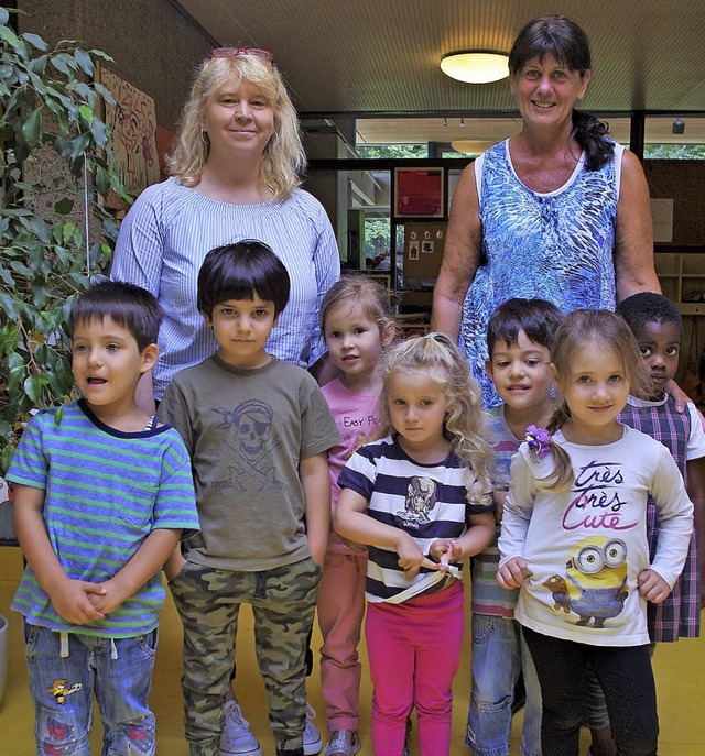 Kindergartenleiterin Sonja Eichstdt (...uth mit Kindern bei der Vorbereitung.   | Foto: Annika Sindlinger