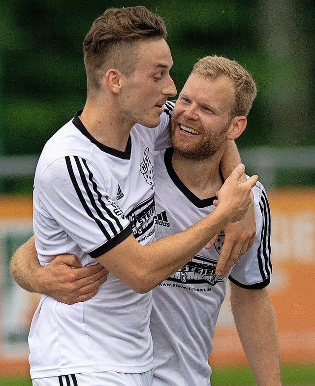 Zwei, die mit ihren Teamkollegen auf R...und Julian Eckert vom SV Hinterzarten.  | Foto: wolfgang scheu