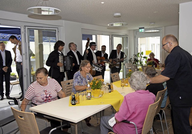 Mit Musik, Getrnken und kleinen Snack...age in Buggingen offiziell eingeweiht.  | Foto: Volker Mnch